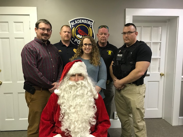 Bladenboro law enforcement and car club spreads Christmas cheer